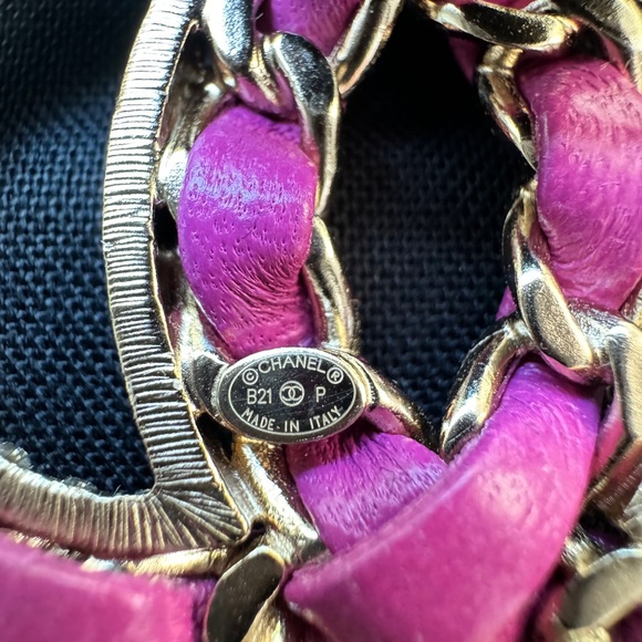 CHANEL 21P GOLDEN GOLD TONE CC LOGO PINK PURPLE LEATHER CHAIN CRYSTAL BROOCH PIN - Picture 12 of 12